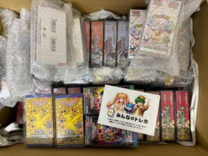 みんなのトレカから届いたプラケース入りのBOXとお礼のカード
