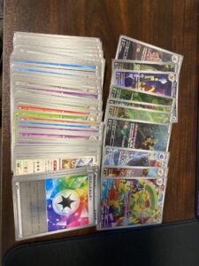 みんなのトレカから届いたカードが1枚ずつスリーブに入っている様子